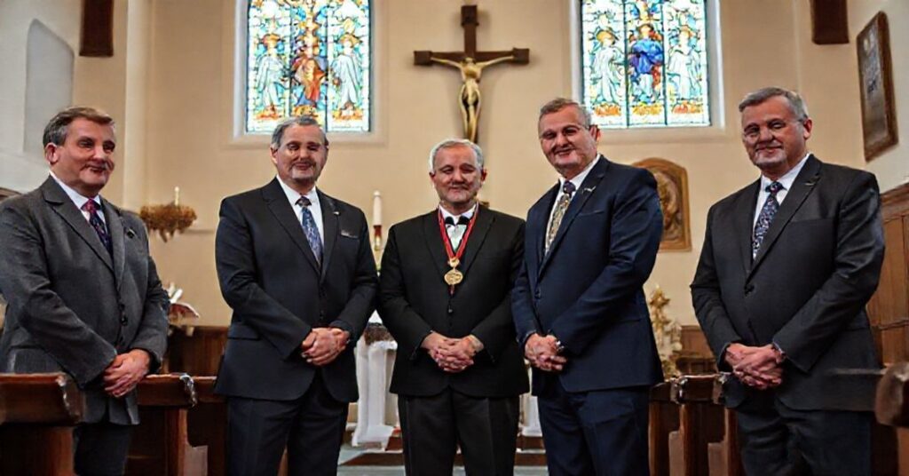 Uroczystość wręczenia Nagrody im. ks. Józefa Londzina w tradycyjnym kościele katolickim z Grzegorzem Gaborem w centrum ceremonii.