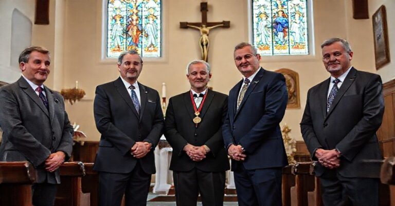Uroczystość wręczenia Nagrody im. ks. Józefa Londzina w tradycyjnym kościele katolickim z Grzegorzem Gaborem w centrum ceremonii.