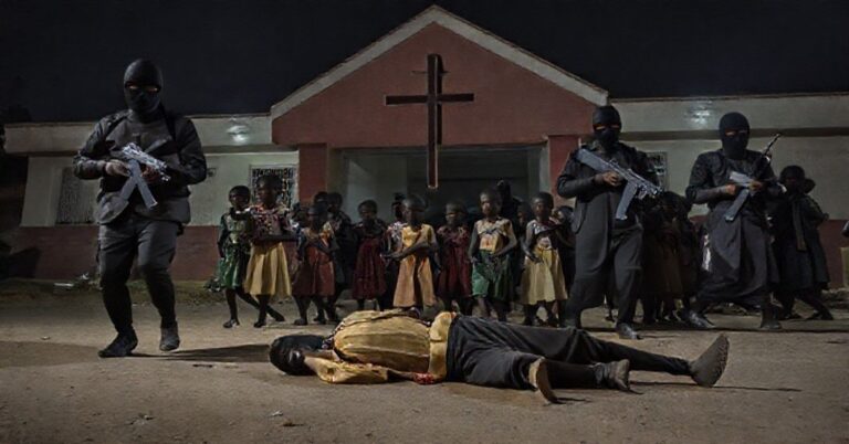Mroczna scena napadu na katolicką szkołę w Papiri w Nigerii, gdzie uzbrojeni napastnicy porywają dzieci.