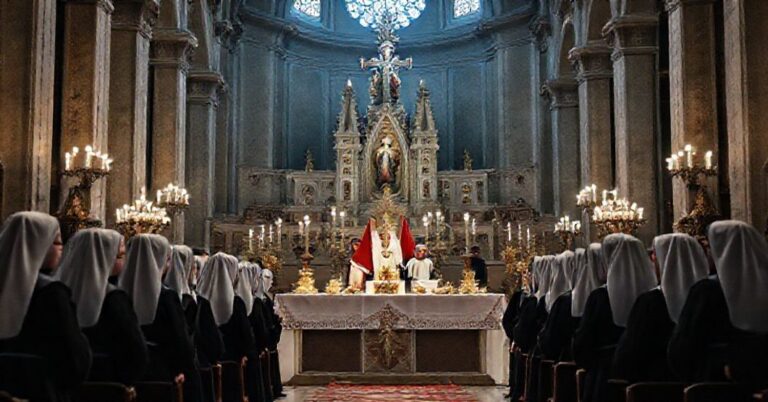 Nazaretanki przy modernistycznym ołtarzu w Bazylice Santa Maria Maggiore w Rzymie podczas profanowanej "Eucharystii" z fałszywymi kardynałami i ambasadorem.