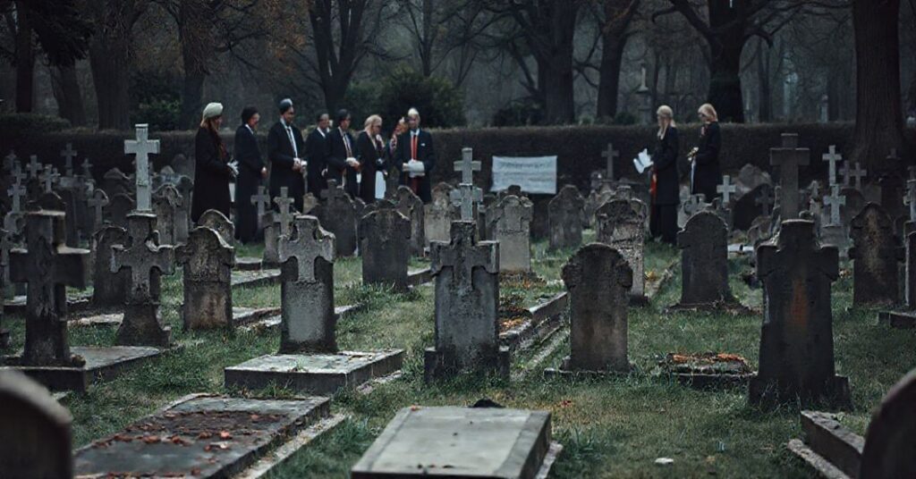 Stary, zaniedbany cmentarz katolicki z pomnikami wymagającymi naprawy, symbolizujący zanik duchowości w posoborowej "pastoracji". Na tle wolontariusze zbierają datki na renowację, ignorując modlitwę za dusze. atmosfery smutnej, podkreślającej krytykę nekrofilii w "pastoracji" w Kielcach.