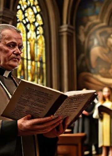 Tradycyjny katolicki kapłan w ornacie w kościele, kontrastujący z grupą modernistów w nieformalnym stroju.