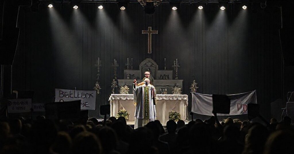 Mroczny widok neo-modernistycznej imprezy młodzieżowej w Bielsku-Białej z fałszywym 'biskupem' i nieprawidłową mszą.