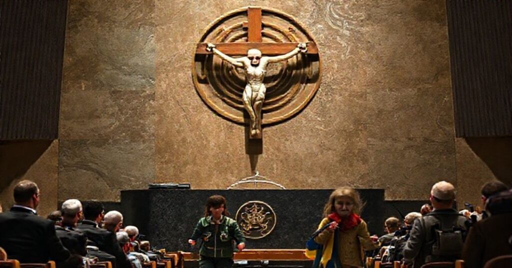 Biskup w tradycyjnych szatach kościelnych przemawia w Zgromadzeniu Ogólnym ONZ o konflikcie na Ukrainie