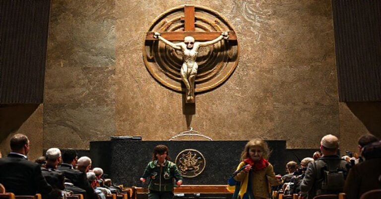 Biskup w tradycyjnych szatach kościelnych przemawia w Zgromadzeniu Ogólnym ONZ o konflikcie na Ukrainie