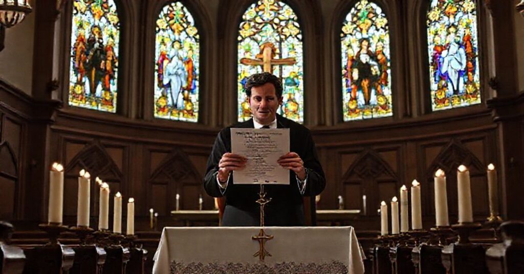 Gubernator Gavin Newsom stoi przy ołtarzu w katolickim kościele, trzymając dokumenty popierające aborcję i ideologie LGBT. Na tle widoczny jest Jorge Bergoglio, co symbolizuje apostazję posoborową.