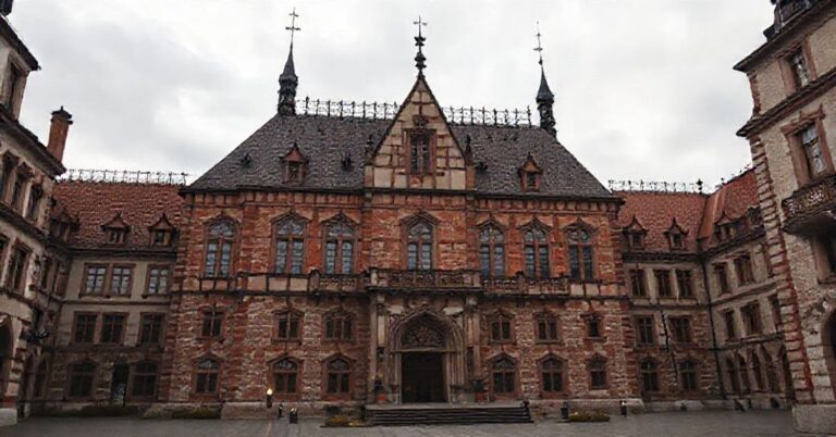 Zdjęcie symbolizujące tragizm polsko-niemieckiego konfliktu podczas II wojny światowej oraz jego wpływ na katolicką tożsamość Polski. Przedstawia zniszczoną architekturę i grupę modlących się katolików.