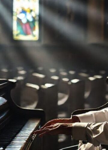 Nocturny Chopina w świetle wiary - tradycyjne wykonanie Pianista gra Nocturny Chopina w kościele w tradycyjnym otoczeniu sakralnym.