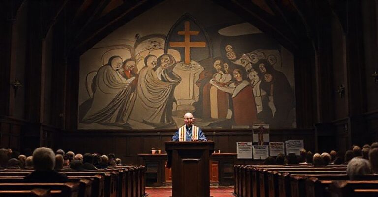 Sala wykładowa Uniwersytetu Notre Dame z usuniętym krzyżem i modernistycznym murem z niekatolickim motywem religijnym.
