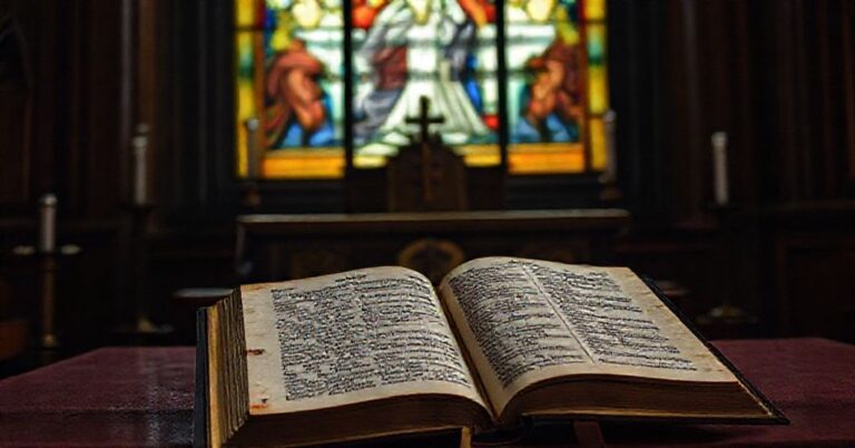 Ołtarz katolicki z zamkniętym tabernakulum i brewiarzem na stole. Tło przedstawia obraz Chrystusa Króla i zblurowaną gazetę o dialogu i refleksji.