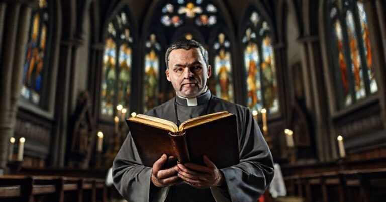 Ksiądz w tradycyjnym ornacie stoi przed ołtarzem w kościele gotyckim, trzymając Biblię. Scena symbolizuje obronę prawdziwej katolickiej doktryny i odrzucenie nowoczesnych herezji.