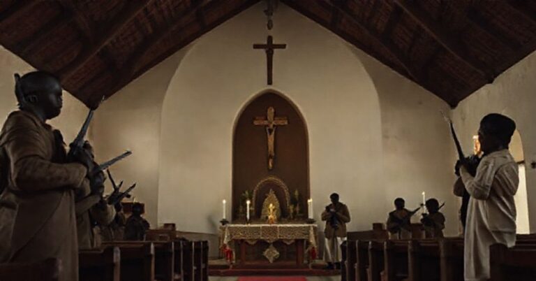Wnętrze tradycyjnego kościoła katolickiego w Nigerii podczas ataku bandytów. Grupka myśliwych broni wiernych w uroczystym i poważnym klimacie.