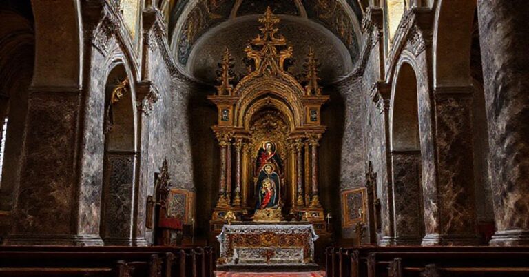 Wnętrze kościoła św. Jakuba w Rzykach z widokiem na odnowione barokowe ołtarze boczne. Zaznaczony jest kontrowersyjny ołtarz Matki Boskiej Różańcowej z figurką Maryi i wizerunkiem Matki Boskiej Częstochowskiej.