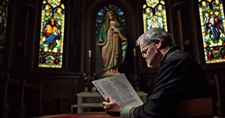 Ojciec Davide Pagliarani z FSSPX modli się przed figurą Matki Boskiej z tradycyjnymi tytułami, takie jak Współodkupicielka i Pobrańczyni Wszystkich Łask.