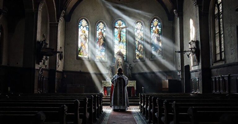 Opuściły pusty kościół w Krakowie z tradycyjnym kapłanem przed ołtarzem.