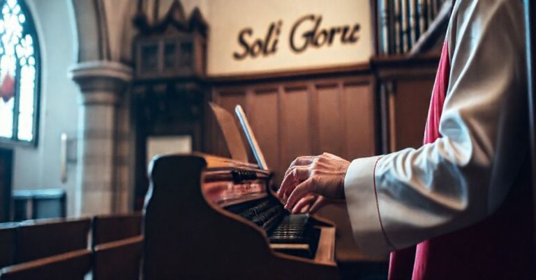 Organista grający w tradycyjnym kościele katolickim, w pełnym skupieniu i modlitwie.