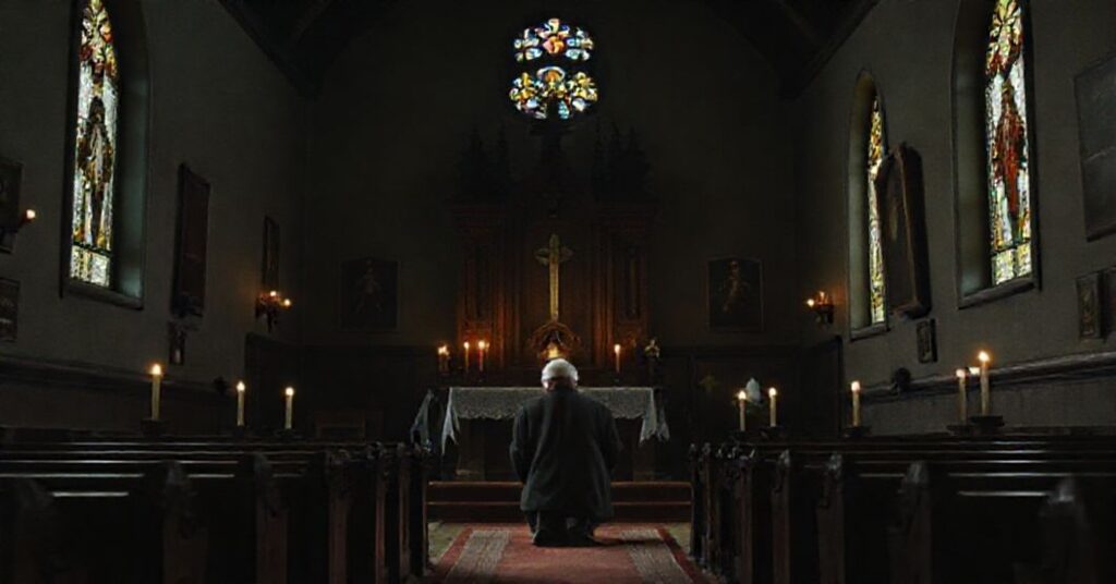 Strony kościelnej wnętrza z pokutującym staruszkiem w sekularyzowanej ubraniu. Atmosfera melancholii i duchowej próby.