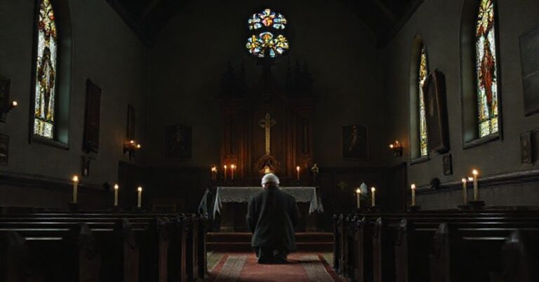 Strony kościelnej wnętrza z pokutującym staruszkiem w sekularyzowanej ubraniu. Atmosfera melancholii i duchowej próby.