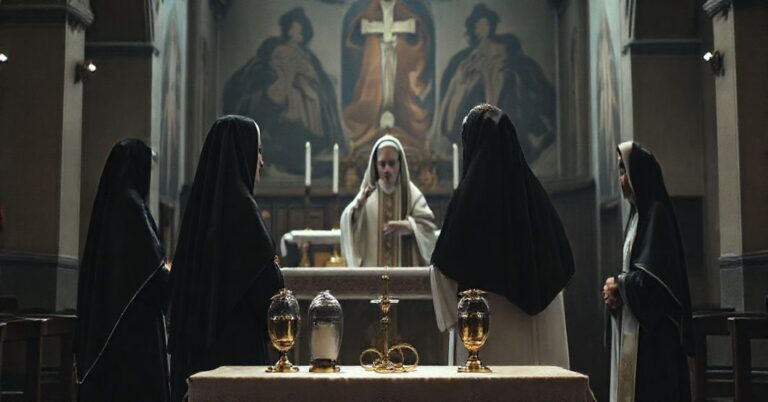 Trzy wdowy w tradycyjnych czarnych welonach otrzymują fałszywe błogosławieństwo od pozornego biskupa w modernistycznej liturgii w sanktuarium.