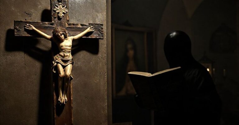 Stary krzyż z blaknącym obrazem Chrystusa w kontrastie z nowoczesnym portretem Heleny Kowalskiej w stroju ekumenicznym. W tle postać trzymająca książkę "Modernistyczne oszustwo" przy ciemnej kaplicy.