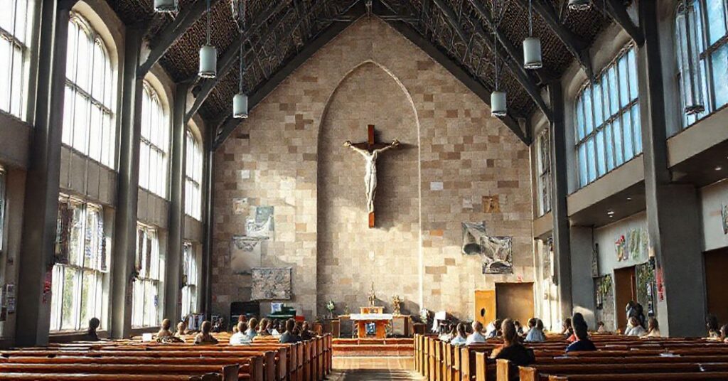 Wnętrze parafii w Żorach z elementami modernistycznymi i ekumenicznymi