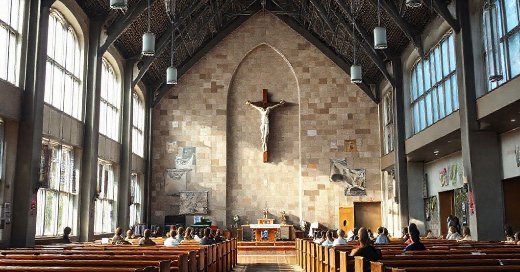 Wnętrze parafii w Żorach z elementami modernistycznymi i ekumenicznymi