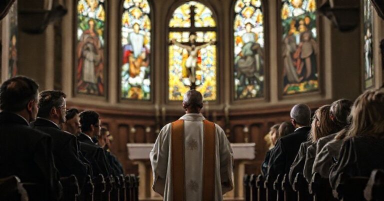 Wnętrze tradycyjnego kościoła katolickiego z księży w szatach liturgicznych i zaniepokojonymi parafianami przed ołtarzem. Scena ilustruje konflikt między prawdziwym patriotyzmem katolickim a modernistycznym "patriotyzmem otwartym" omawianym w artykule Marcina Przeciszewskiego.