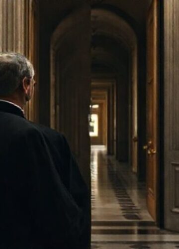 Pałac Apostolski - Symbol Apostazji Zatroskany ksiądz w tradycyjnych szatach stoi przed półotwartą drzwiami Pałacu Apostolskiego w Rzymie, symbolizując wykluczenie z prawdziwych sakramentów.