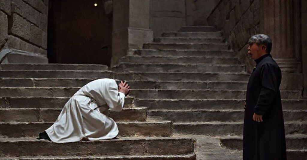 Pielgrzym modli się na Schodach Łazińskich w Rzymie w tradycyjnym stroju katolickim