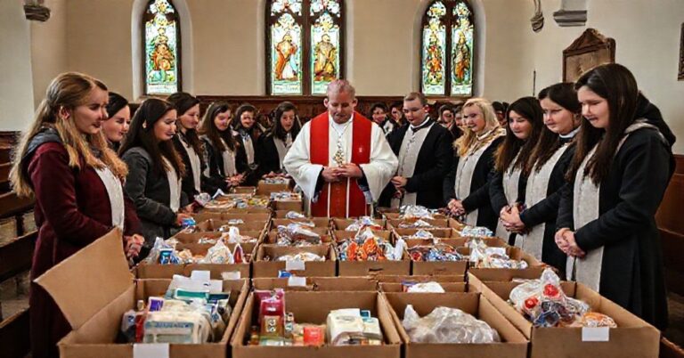 Tradycyjne katolickie wydarzenie charytatywne w Płocku. Młodzi ludzie z katolickich szkół pakują paczki pomocy dla Polaków na Wileńszczyźnie pod okiem kapłana w tradycyjnych szatach liturgicznych.