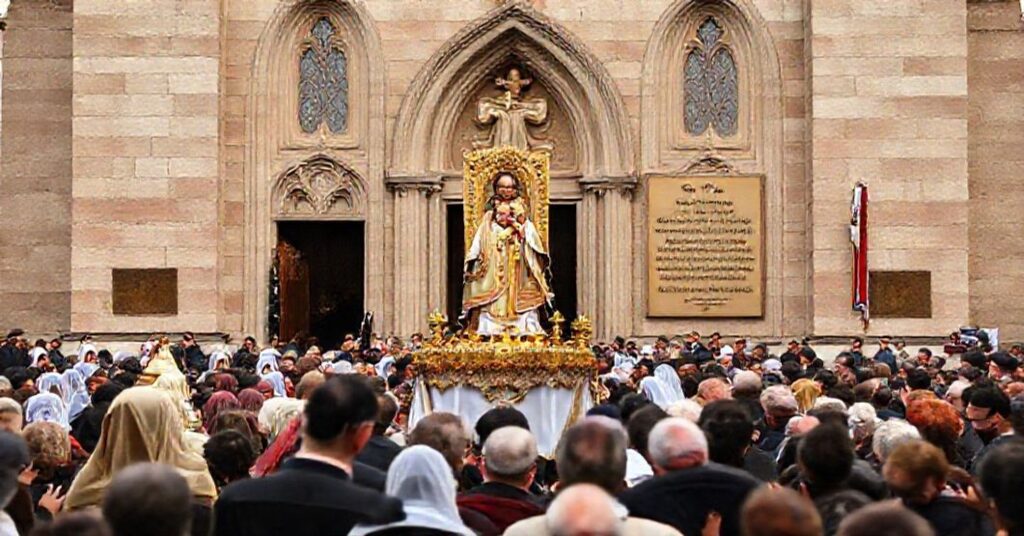 Poczet religijny przed kościołem św. Marcina w Poznaniu z figurą świętego i Najświętszym Sakramentem