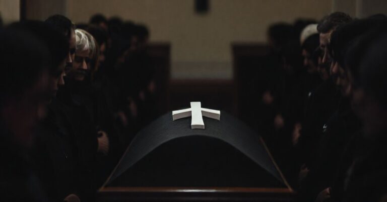 Scena pogrzebowa katolicka bez modlitw i obrzędów, z trumną i krzyżem, w XIX-wiecznym stylu tradycyjnym.