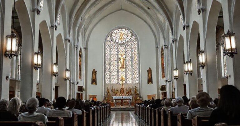 Pogrzeb "biskupa" Jana Kazimierza Wilka w katedrze Dobrego Jezusa w Anápolis, Brazylia. Nowoczesne wnętrze katedry bez tradycyjnych elementów.