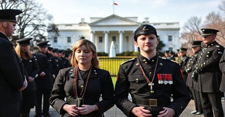 Spoleczny pogrzeb gwardzistki Sarah Beckstrom i gwardzisty Andrew Wolfe przed Białym Domem w Waszyngtonie