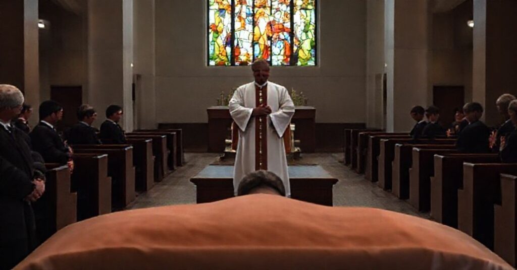 Pogrzeb księdza Stephena Gutgsella w nowoczesnej kościele; tradycyjne stroje kapłańskie kontrastują z modernistycznym wnętrzem