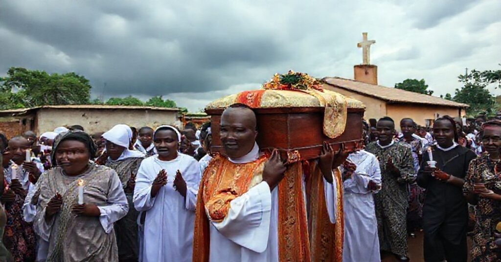 Pogrzeb seminarzysty Emmanuela Alabiego w Nigerii, procesja religijna z przybocznymi i wiernymi pod burzowym niebem.
