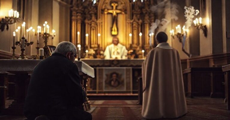 Scena pogrzebowa w tradycyjnym kościele katolickim z modlącym się ojcem przed ołtarzem i księdzem celebrowanym Mszą św. za dusze w czyśćcu