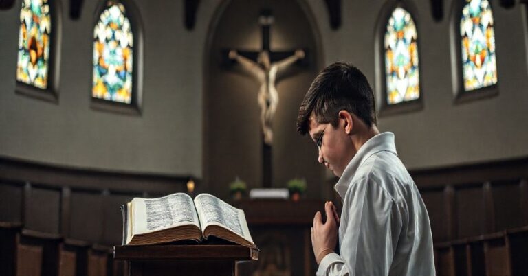 Młody katoliczki modli się przed krzyżem w tradycyjnym kościele z wezwaniem do pokuty i modlitwy
