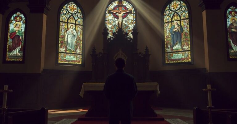 Osoba modląca się przed tradycyjnym ołtarzem w koście z widokiem krzyżowej sceny przez witraże. Temat pokuty i nadziei w katolicyzmie.