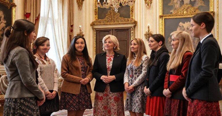 Młodzi Polacy z Chicago w Pałacu Prezydenckim podczas spotkania z pierwszą damą Martą Nawrocką