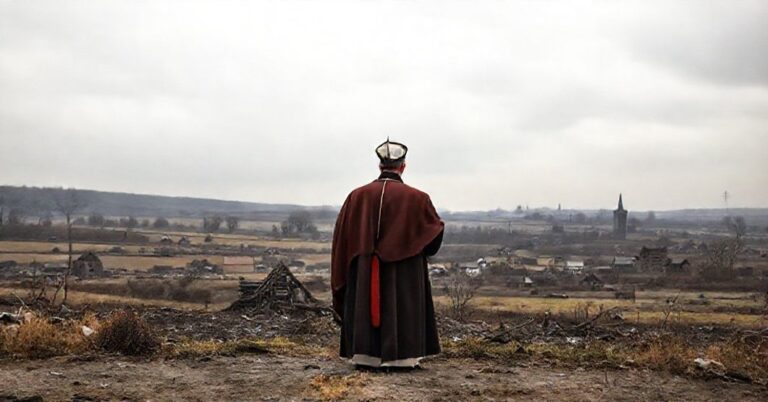 Zdjęcie przedstawiające tradycyjnego biskupa katolickiego modlącego się nad granicą polsko-niemiecką nad Odrą i Nysą Łupicką. Pejzaż przedstawia zniszczenia wojenne i opuszczone wsie.