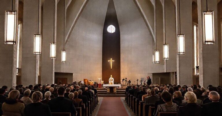 Wnętrze pseudokatedry w Bydgoszczy podczas modernistycznych "Wigilii Adwentowych". Brak prawdziwej liturgii i adoracji Najświętszego Sakramentu.