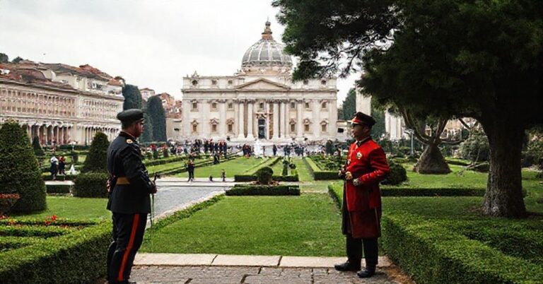 David Henrie i Edmundo Reyes w Ogrodach Watykańskich podczas kręcenia programu "Poszukiwanie piękna" przed tłem placu św. Piotra i Gwardii Szwajcarskiej.