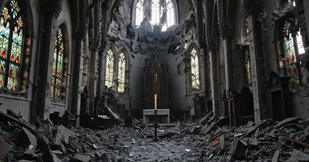Zniszczony kościół w Lwowie po rosyjskim nalocie - symbol duchowej pustki neo-kościoła