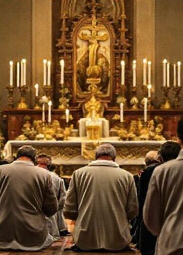 Grupa wiernych modlących się przed Najświętszym Sakramentem na tradycyjnym ołtarzu w Jarosławiu