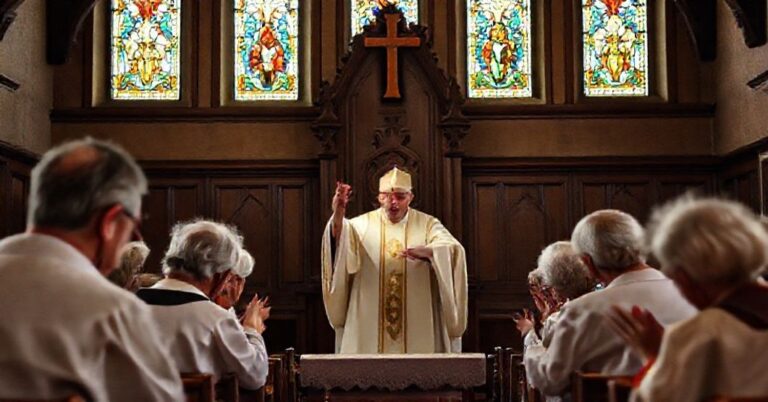 Tradycyjna msza katolicka w starym kościele z kapłanem podnoszącym Hostię i wiernymi modlącymi się z pobożnością.