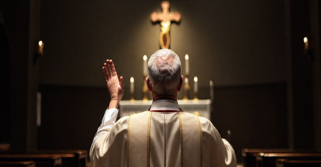 Ksiądz w tradycyjnym ornacie stoi przed ołtarzem z krzyżem i świecami, symbolizującym prawdziwą pokutę katolicką.