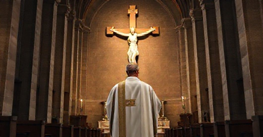 Kapłan w tradycyjnych szatach katolickich w kościele, symbolizujący prawdziwą wierność i męczeństwo w obliczu nowoczesnych fałszywych rytuałów