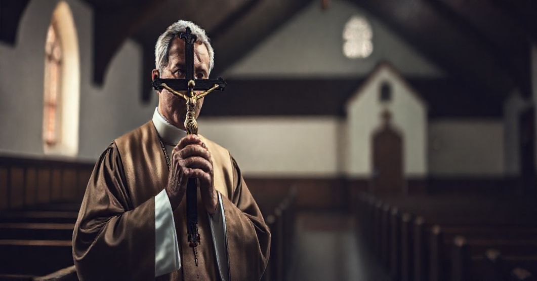 Prawdziwy ksiądz w tradycyjnych szatach liturgicznych w skromnym kościele, symbolizujący głęboką wiarę i tradycyjną katolicką duchowość.