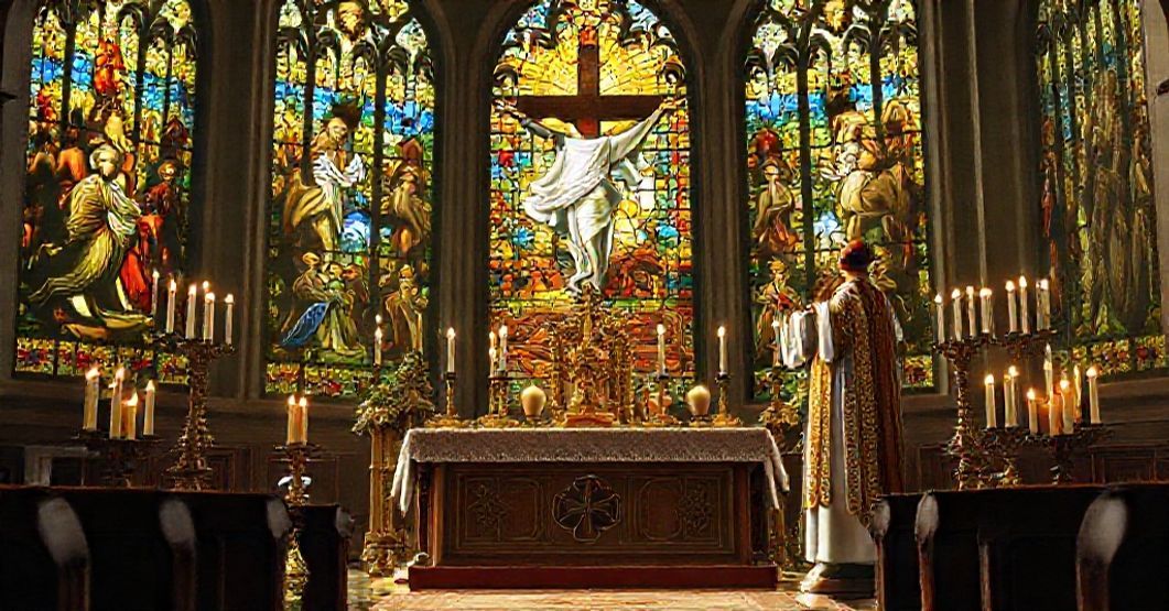 Ołtarz katolicki z tradycyjnymi elementami sakralnymi symbolizujący prawdziwy triumf zmartwychwstania Chrystusa